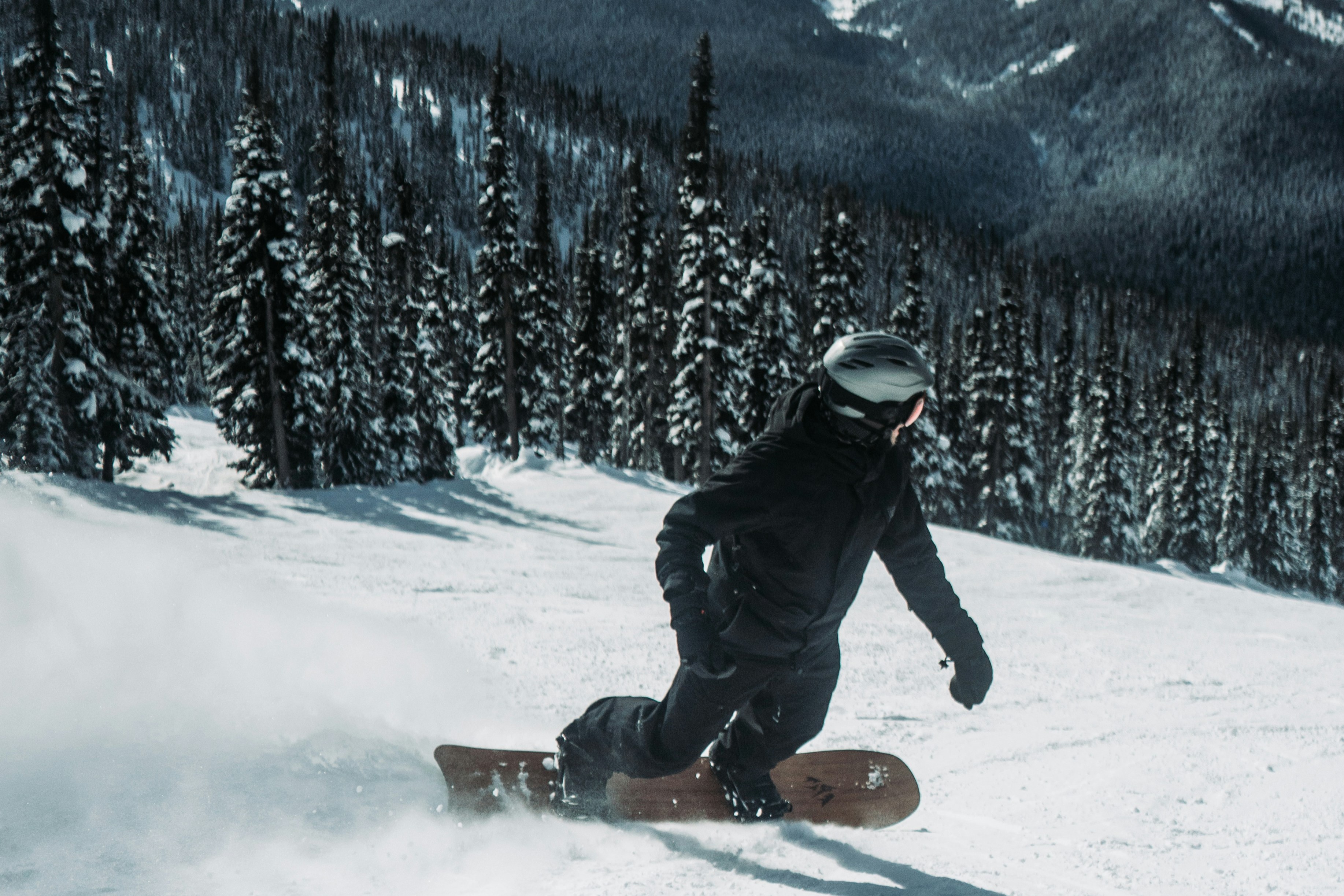 ragazzo in SnowBoard che percorre una pista