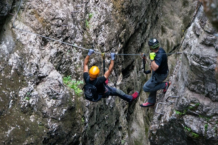 Due uomini impegnati su una ferrata di media difficoltà