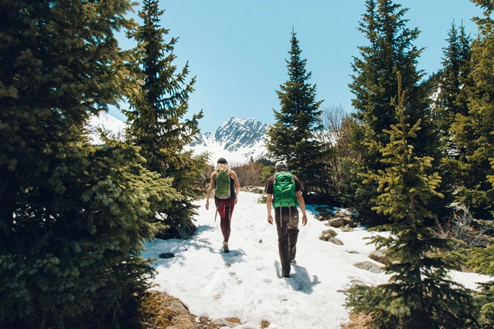 Coppia di persone che fa Trekking