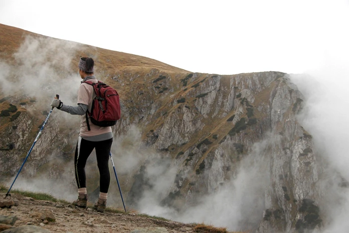 Uomo che completa la sua sessione di Nordic Walking